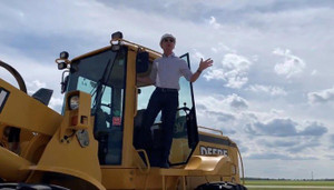 Người đàn ông giàu nhất thế giới lái máy ủi khởi công sân bay 1,5 tỷ USD của Amazon