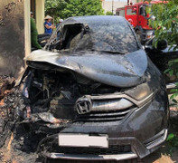 Honda CR-V bốc cháy giữa trưa nắng nóng tại Nam Định