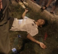 Bế con chơi đu quay ở công viên, người đàn ông bị điện giật bất tỉnh