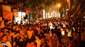 Cảnh sát trèo qua ban công giải cứu chủ tiệm cầm đồ bị nam thanh niên kề dao khống chế