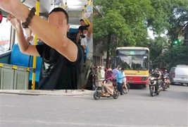 'Tự sướng' trên xe buýt: Công an kêu không có quy định xử phạt, luật sư nói xử nhẹ là tiếp tay