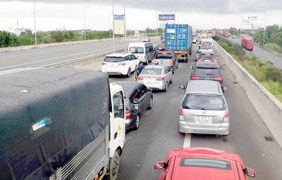 Ùn tắc nghiêm trọng cửa ngõ TP.HCM: Tiền đâu mở đường giải vây?