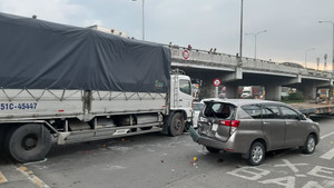 4 xe ô tô tông liên hoàn tại TP.HCM, giao thông ùn ứ nhiều giờ