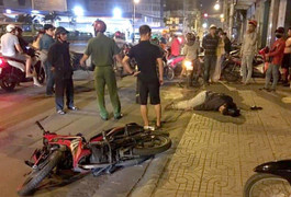 Đâm thanh niên chạy xe SH, tên cướp ở TP.HCM bị đánh bầm dập
