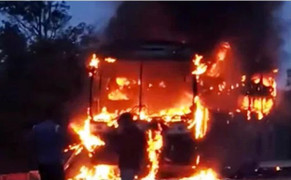 Xe khách giường nằm bốc cháy ngùn ngụt trong đêm, hàng chục hành khách nháo nhào tháo chạy