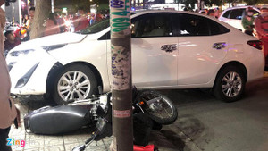 Nữ tài xế quay đầu ôtô, húc văng 2 xe máy lên vỉa hè ở TP.HCM