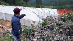Bãi rác Cam Ly Đà Lạt sạt lở, cả trăm tấn rác tràn xuống vườn nhà dân