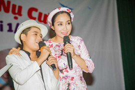Ốc Thanh Vân vui Tết thiếu nhi cùng bệnh nhi ung thư