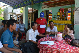 Thân nhân mang thi thể bé trai bị điện giật đặt trước nhà hàng