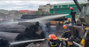 Kho gỗ chìm trong biển lửa giữa trưa nắng gắt