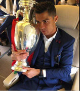 Ronaldo ôm chặt cup vô địch trên máy bay