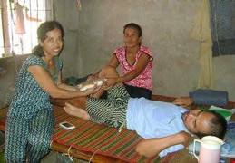 Không có tiền phẫu thuật, người đàn ông phải đeo ống dẫn tiểu suốt ngày