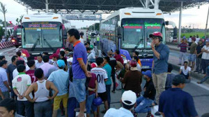 Dân vây trạm thu phí, quốc lộ 1A tắc hàng chục cây số