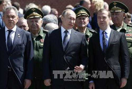 Hàng trăm nghìn người yêu cầu Thủ tướng Nga từ chức