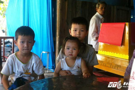 Nữ bệnh nhân chết bất thường ở bệnh viện: Chết lặng nhìn 3 con thơ ngơ ngác bên quan tài mẹ