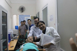 Chàng trai liệt toàn thân tình nguyện hiến đầu để được sống trên cơ thể người khác