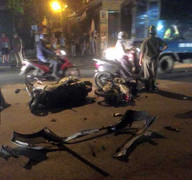 Hàng loạt xe máy bị cán nát sau cú đâm của 'xe điên' trên phố Hà Nội