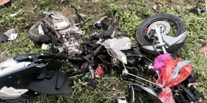 Xe tải lao vào xe máy, 3 người trong một gia đình thương vong