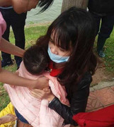 Mẹ ham 'săn' Pokemon để con trai rơi xuống hồ Xuân Hương