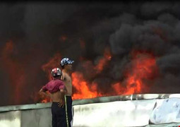 Công ty phế liệu bốc cháy ngùn ngụt, hàng trăm người tháo chạy