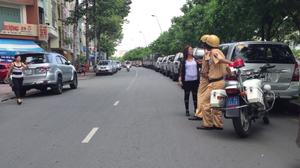 Hàng dài ô tô 'chiếm đường' chờ cúng cô hồn giữa Sài Gòn