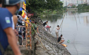 Người Hà Nội nườm nượp cất vó bắt cá trên sông Tô Lịch