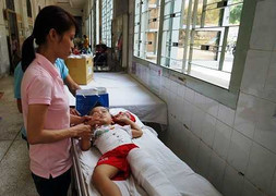 Chơi một mình, bé gái rơi từ tầng 4 xuống đất