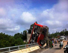 Xe khách lao qua lan can cầu, lơ lửng giữa không trung