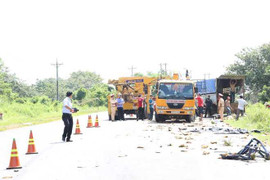 Hãi hùng xe tải lật ngang, đè bẹp 2 người đi xe máy