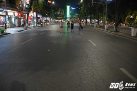 Phố quanh hồ Gươm vắng khó tin sau lệnh cấm xe