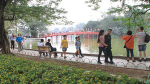 Cảnh sát hình sự hoá trang trên phố đi bộ chống móc túi