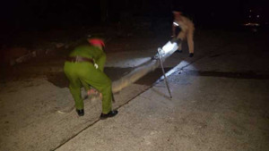 CSGT phá cửa cứu tài xế xe tải gặp nạn trên đoạn đèo vắng