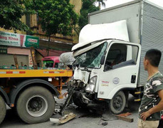 Bị tố gây tai nạn liên hoàn, người đi xe máy cắt tay tự sát