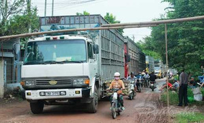 Dân dựng xà ngang chặn xe cày nát đường liên thôn