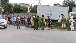 Tài xế 17 tuổi gây tai nạn liên hoàn, cuốn hàng loạt xe máy vào gầm xe tải