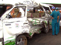 Xe khách biến dạng sau cú đâm của xe tải, hành khách kêu gào thảm thiết