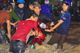 Nước ngập sâu sau mưa lớn, người đi đường ngã dúi dụi