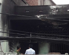 Tạt xăng đốt vợ 'hờ', phòng trọ chìm trong biển lửa