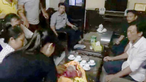 Tố bệnh viện tắc trách, gia đình đặt thi thể hài nhi lên bàn giám đốc