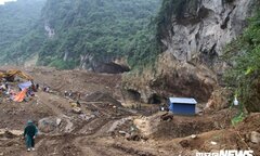 Sập mỏ vàng ở Hòa Bình, 2 người mắc kẹt: Vàng tặc khai thác rầm rập ngày đêm