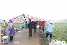 Ảnh: Dân dựng bạt, đốt lửa nấu ăn ngoài đường chặn xe vào bãi rác Nam Sơn