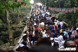 Ảnh: Nghẹt thở đường lên động Hương Tích trước ngày khai hội chùa Hương