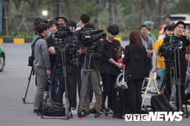 Ảnh: Phóng viên nước ngoài vây kín cửa VIP sân bay Nội Bài trước hội nghị Mỹ - Triều