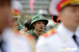 Ảnh: Không cho vợ con đến tiễn, tân binh 9X vẫn bật khóc nức nở trong ngày nhập ngũ