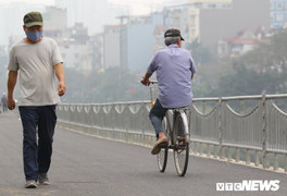 Ảnh: Hà Nội có đường đi bộ dài 4km ven sông Tô Lịch, dân bịt khẩu trang tránh mùi hôi