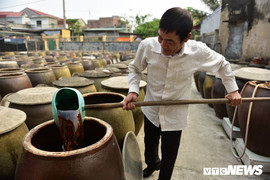Ảnh: Cận cảnh quy trình sản xuất nước mắm truyền thống, 2 năm mới cho ra thành phẩm