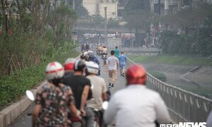 Ảnh: Những kẻ vô văn hoá phi xe máy ầm ầm vào đường đi bộ dài nhất Thủ đô