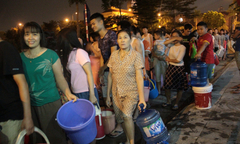 Ảnh: Dân Hà Nội rồng rắn xếp hàng trong đêm đợi lấy từng xô nước sạch miễn phí