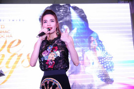 Hồ Ngọc Hà áo ren xuyên thấu lôi cuốn mọi ánh nhìn