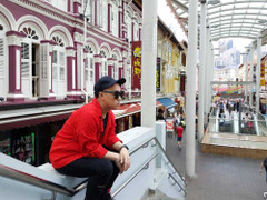 'Thánh mưa' Trung Quân đưa khán giả đi du lịch Singapore 'trong vòng 4 phút'